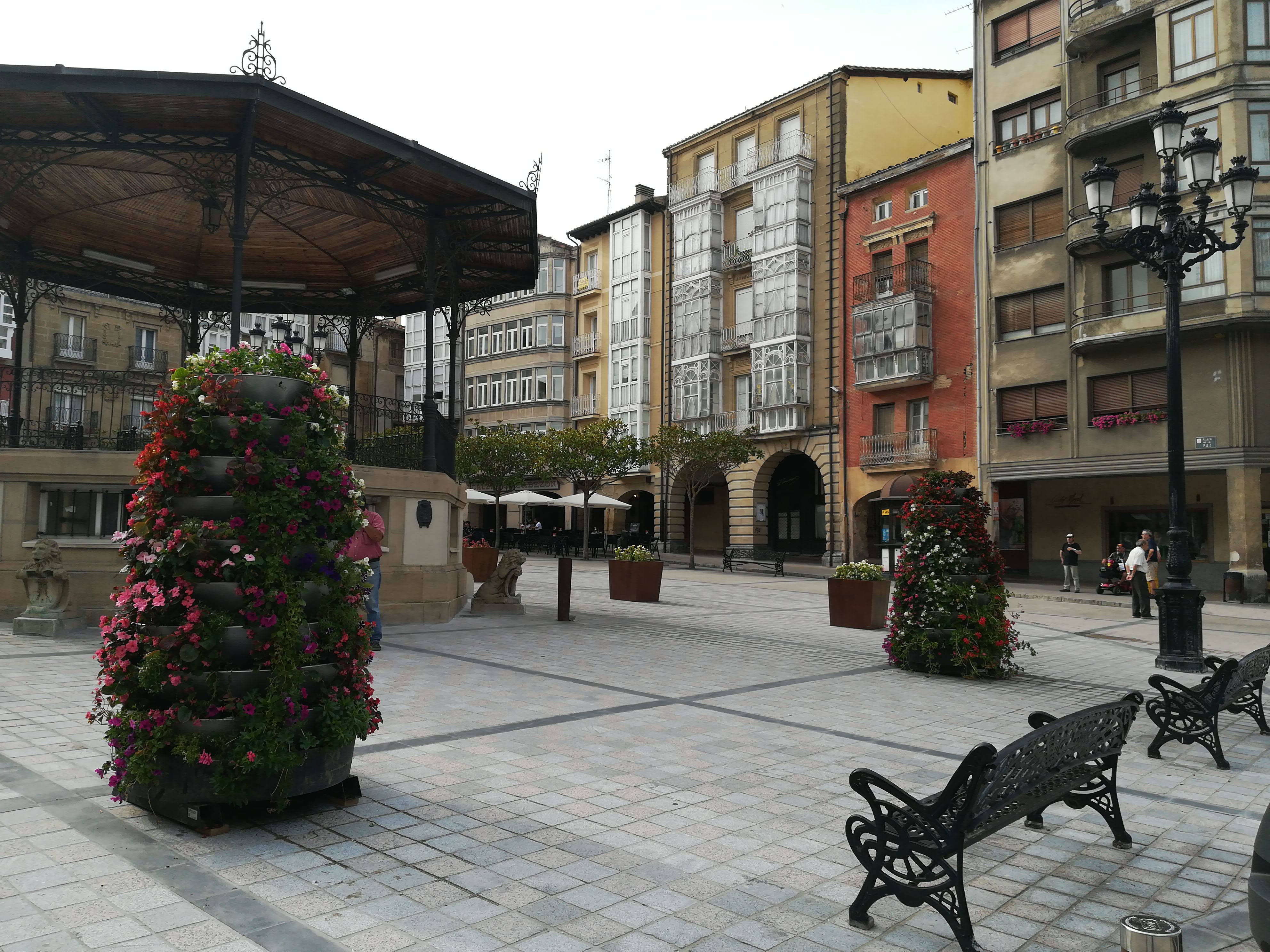 Nuevas jardineras en la Plaza de la Paz de Haro
