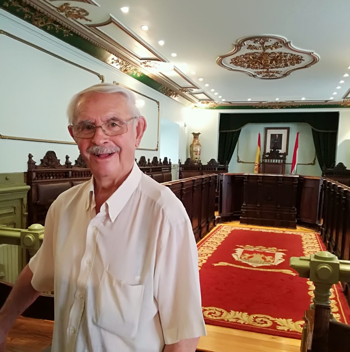 Hermenegildo Zueco visita el Salón de Plenos del Ayuntamiento de Haro
