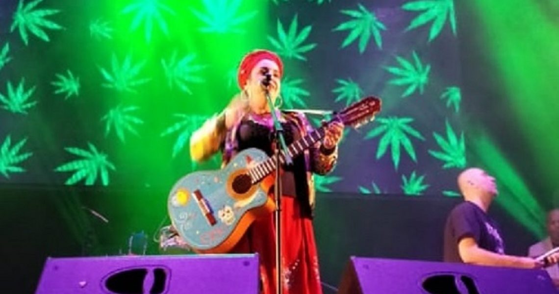 El concierto de Amparanoia pone la nota más lúdica en los festejos patronales