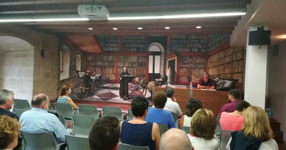 Decenas de personas se dan cita para escuchar a Emilio Barco Royo
