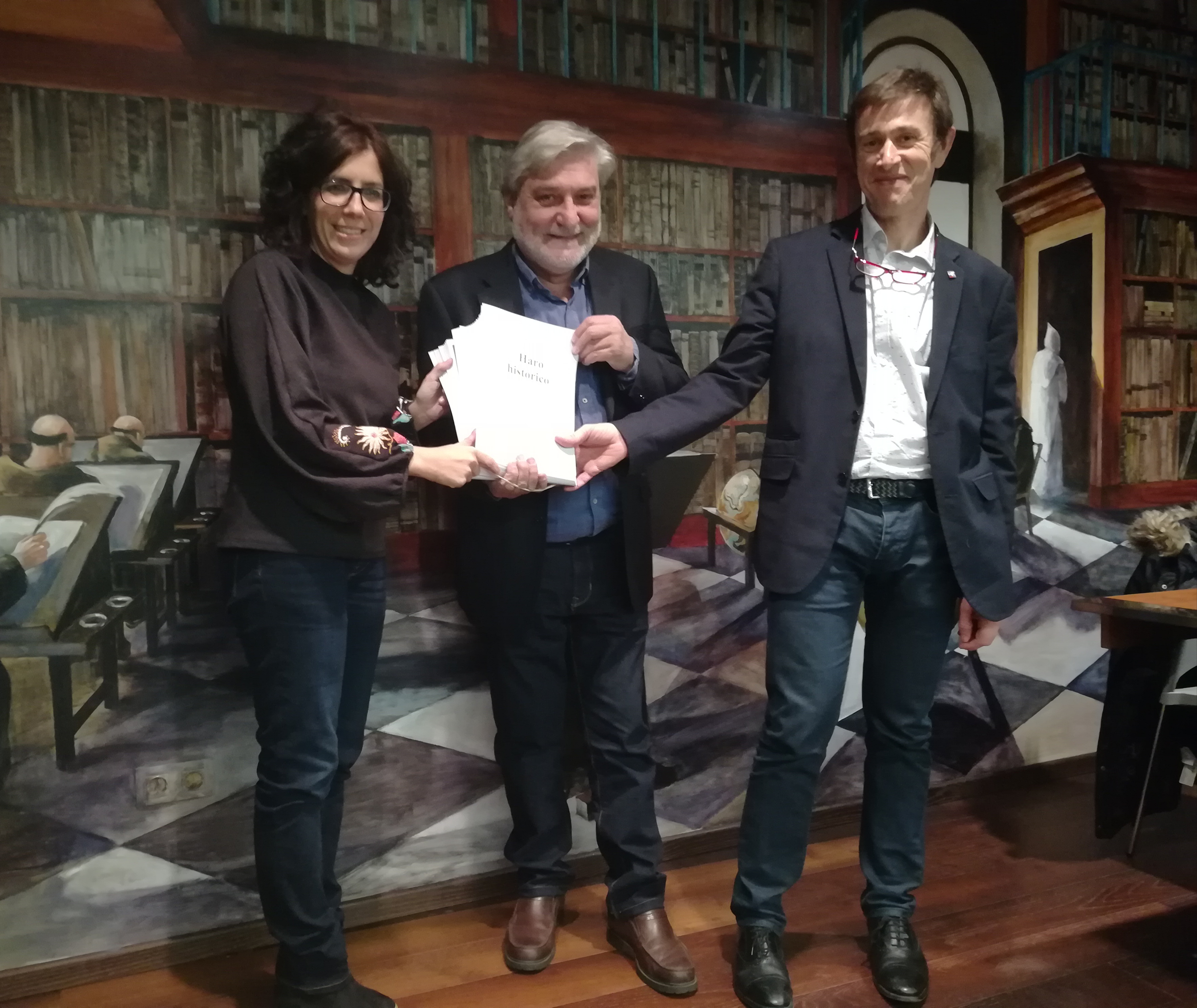 Laura Rivado recibe el material del proyecto de investigación “Haro Histórico”