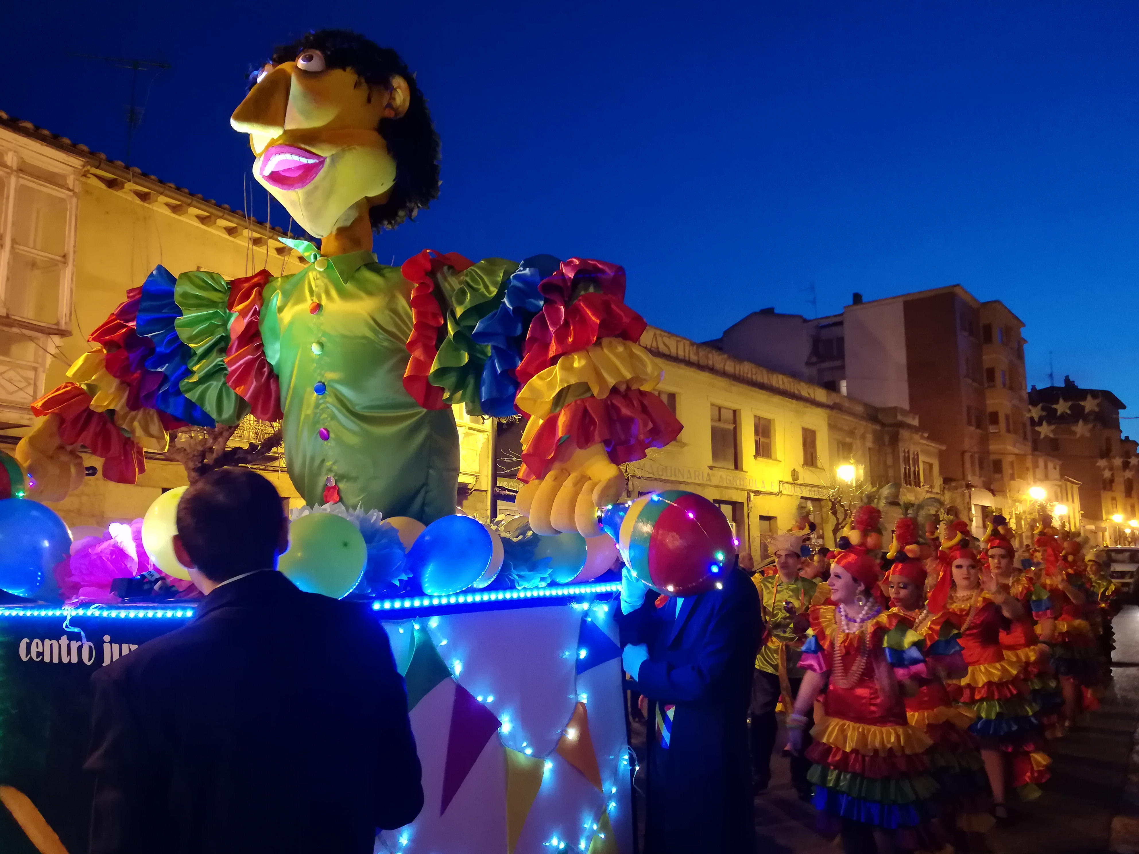 El Carnaval Popular concentra a centenares de personas en la calle