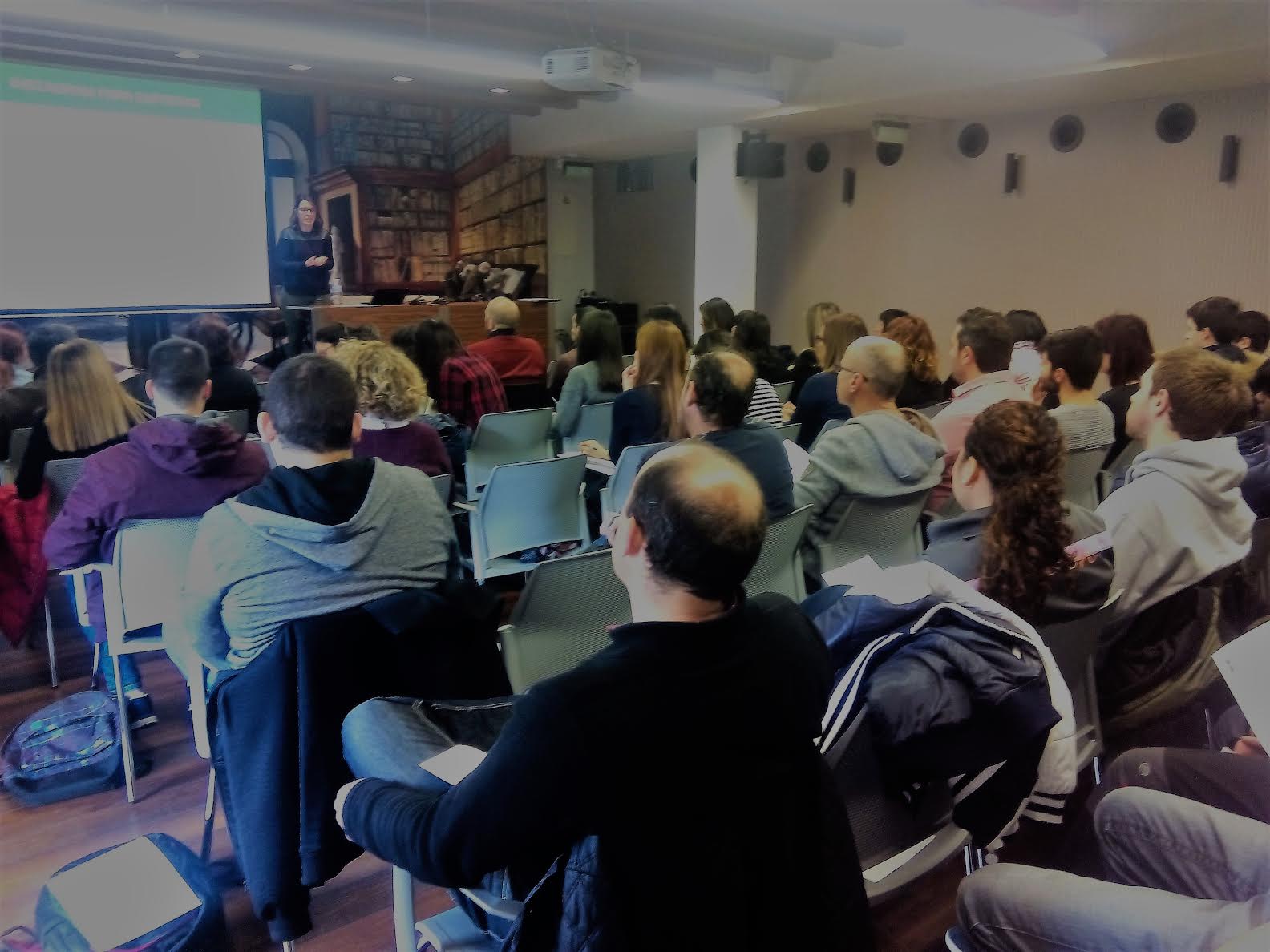 Más de cincuenta personas acuden al primer taller sobre las TIC