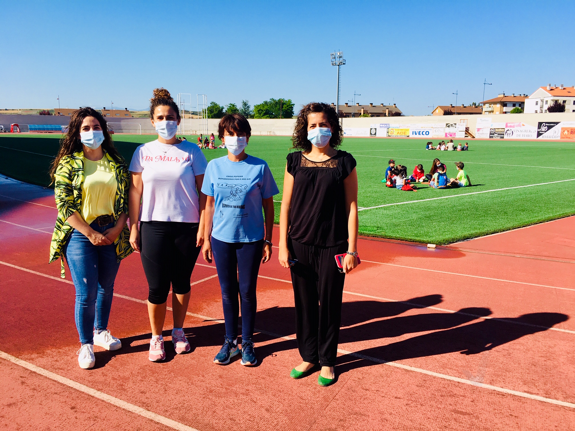Laura Rivado visita a los participantes en la Ludoteca de Verano