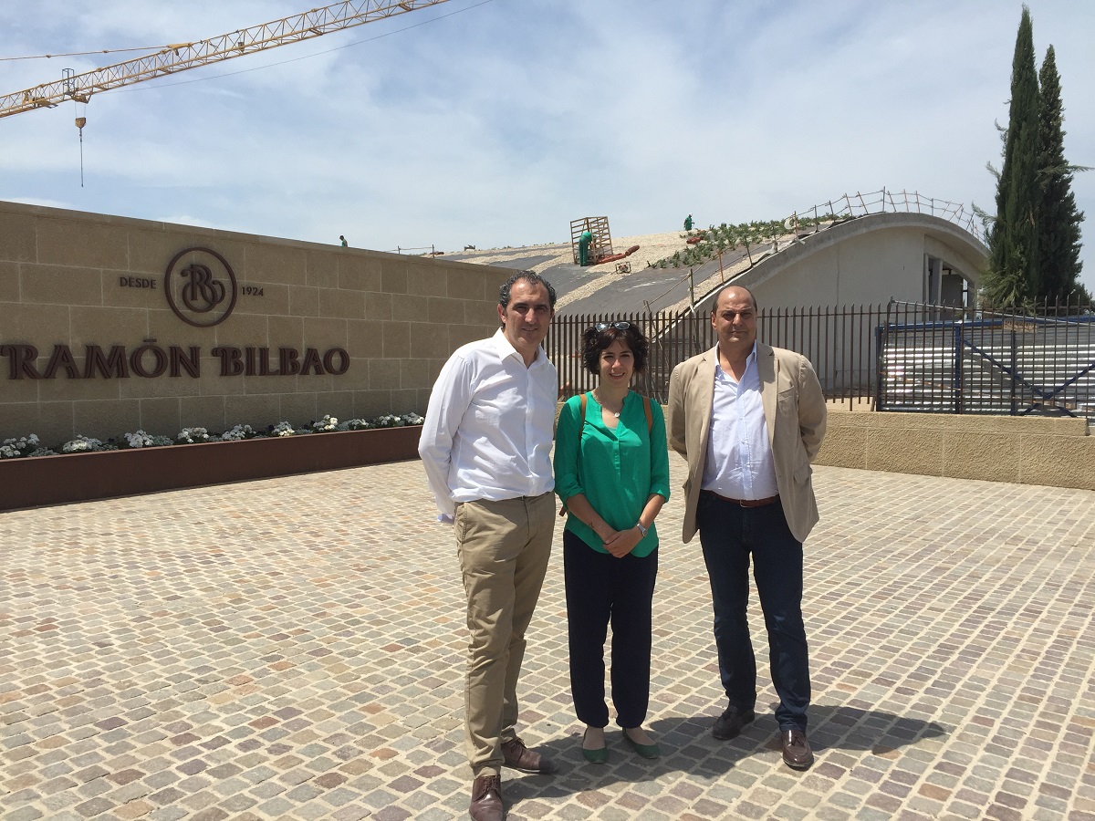 La alcaldesa visita las obras de la Bodega Ramón Bilbao