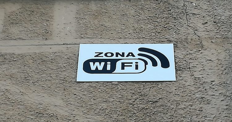 Colocados los nuevos carteles informativos sobre las zonas wifi