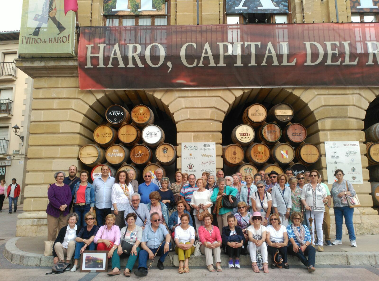El Ayuntamiento recibe a un grupo de jubilados de Comillas