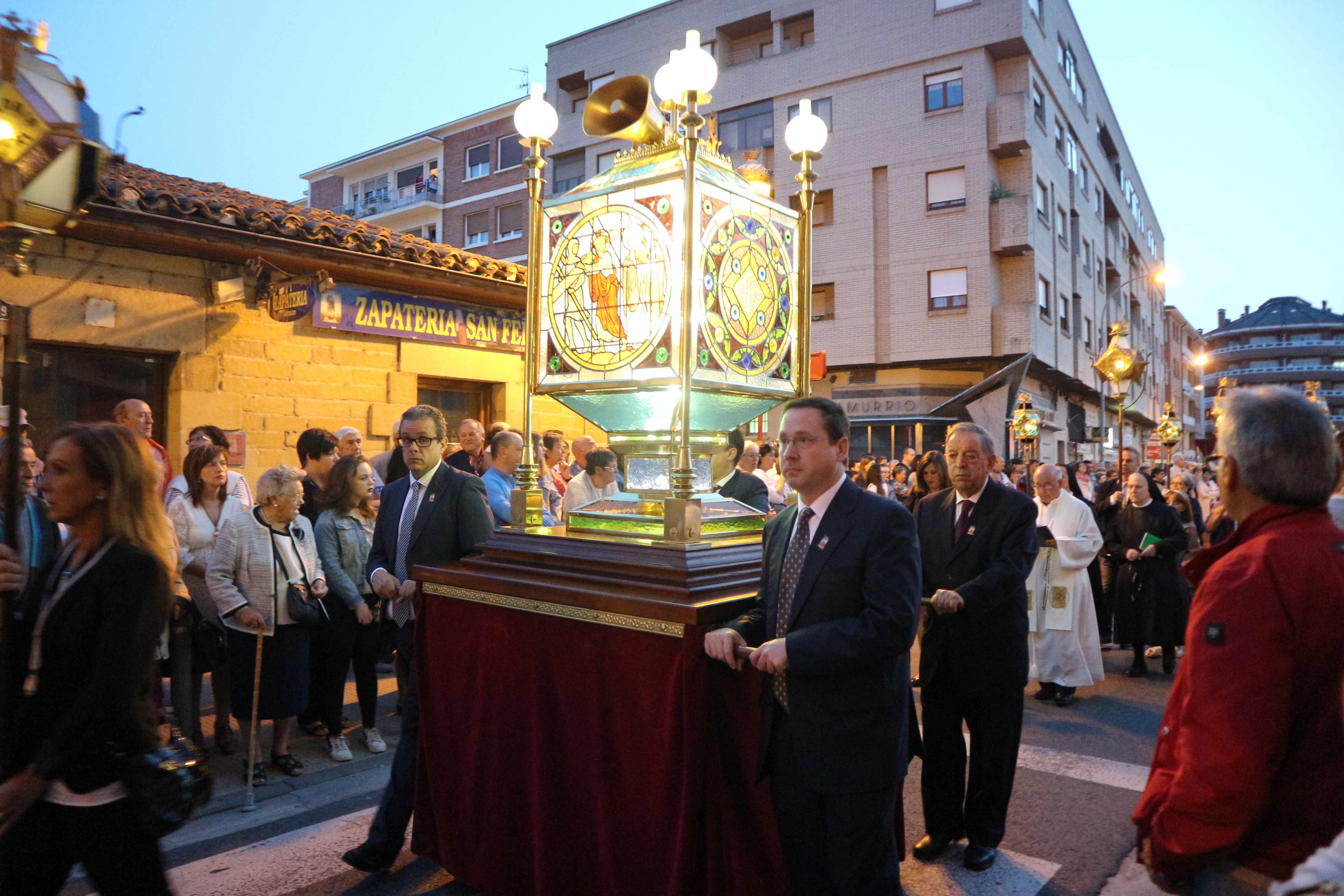 Haro se inunda de religiosidad en la procesión del Rosario de Faroles