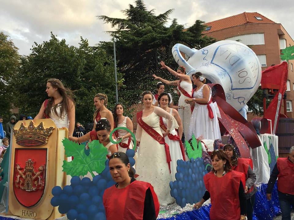 Los jarreros disfrutan del Desfile de Carrozas de Haro