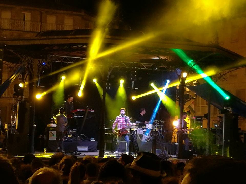 Huecco desafía a la lluvia con su música