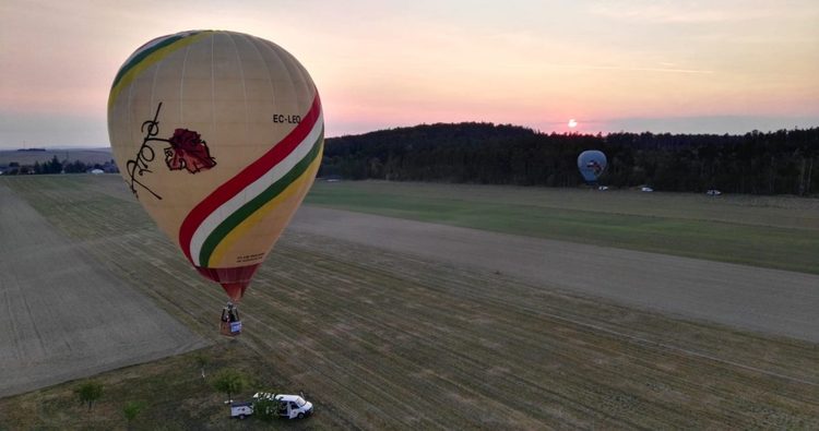 Leopoldo García felicita a Iván Ayala por su éxito en el Campeonato del Mundo de Globos