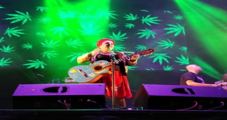 El concierto de Amparanoia pone la nota más lúdica en los festejos patronales