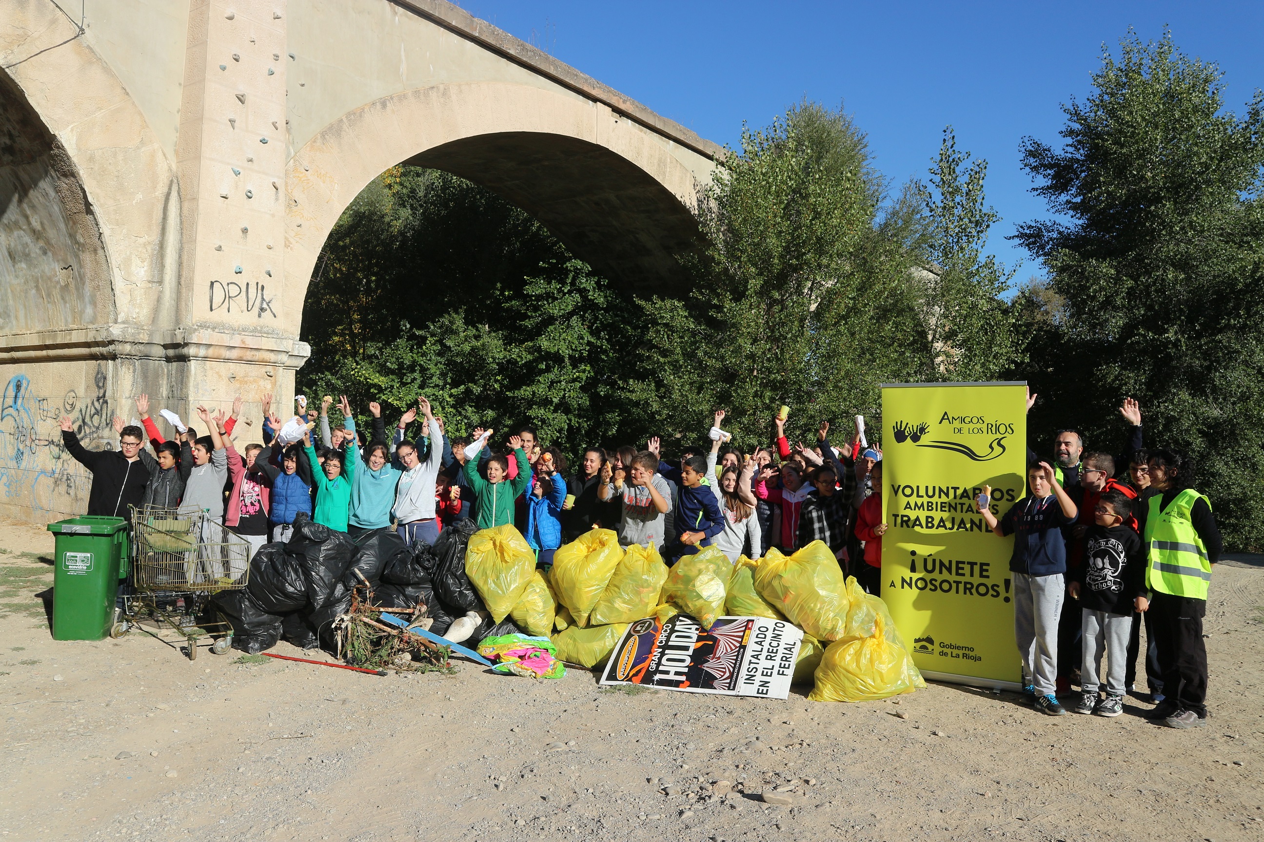 Alumnos del I.E.S. “Ciudad de Haro” limpian las riberas del Tirón