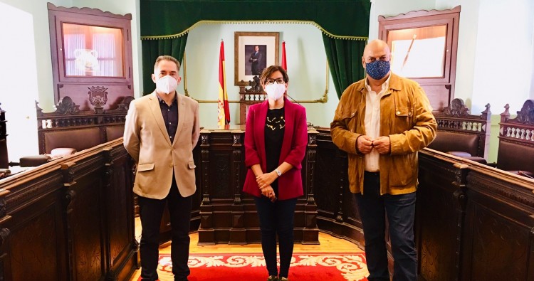 El Ayuntamiento de Haro recibe la visita del director general de Deporte