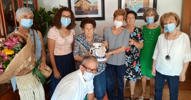Inés Pérez Ayuso recibe el Jarro de Haro al cumplir cien años