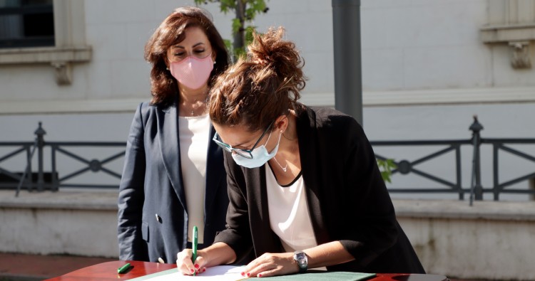 La alcaldesa de Haro, Laura Rivado, firma el convenio de cabeceras