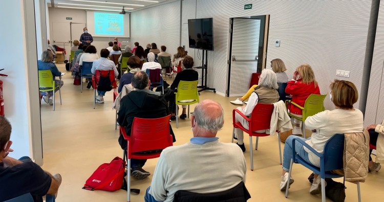 Andrea Gordo acompaña al rector de la UR en un encuentro con alumnos de la Universidad de la Experiencia en Haro
