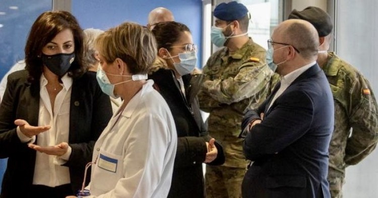 Laura Rivado acompaña a Concha Andreu en su visita al equipo de vacunación del ejército destinado en Haro