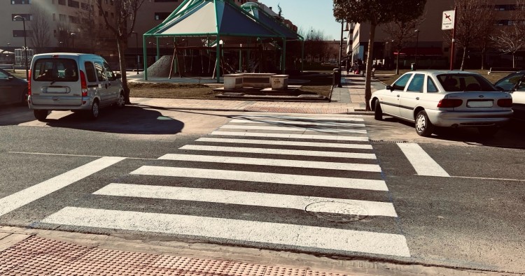 La Brigada finaliza la instalación de tres pasos de peatones en la zona de El Mazo