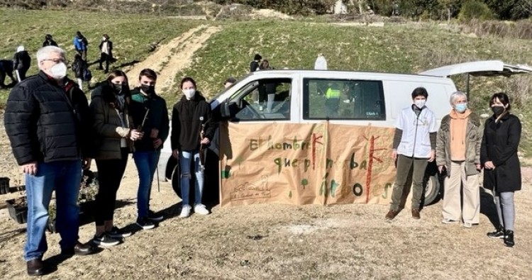 Alumnos del IES Ciudad de Haro reforestan el Cerro de Santa Lucía de Haro