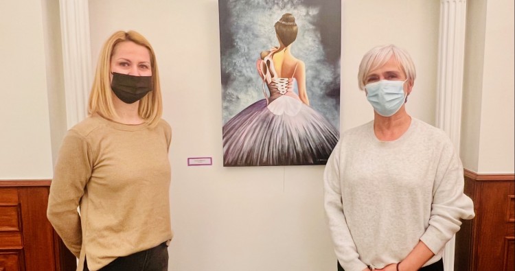 Arantxa Carrero visita la exposición de pinturas de Café Liceo