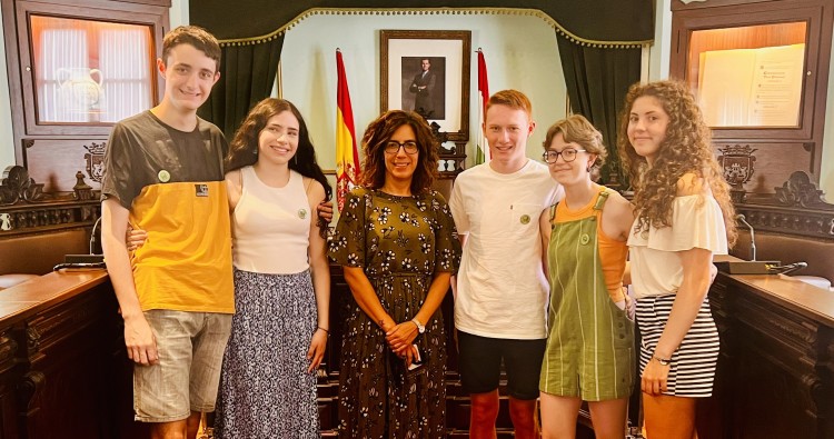 Laura Rivado recibe a los alumnos del IES Ciudad de Haro galardonados en el Tour del Talento
