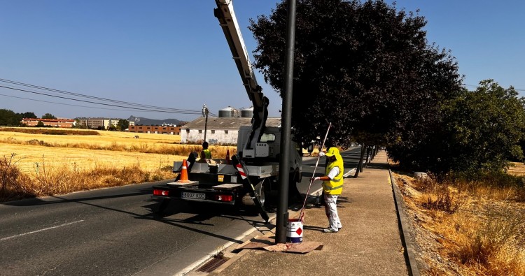 Haro comienza el pintado de columnas y brazos de las luminarias