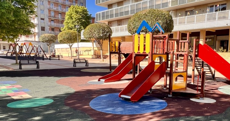 Dos empresas optan a la reforma de los juegos infantiles del parque Manuel Anzuela