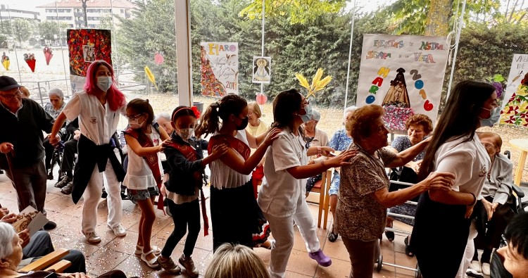 La Jarrera Mayor y la Jarrera Infantil con sus damas asisten al inicio de las fiestas de Madre de Dios