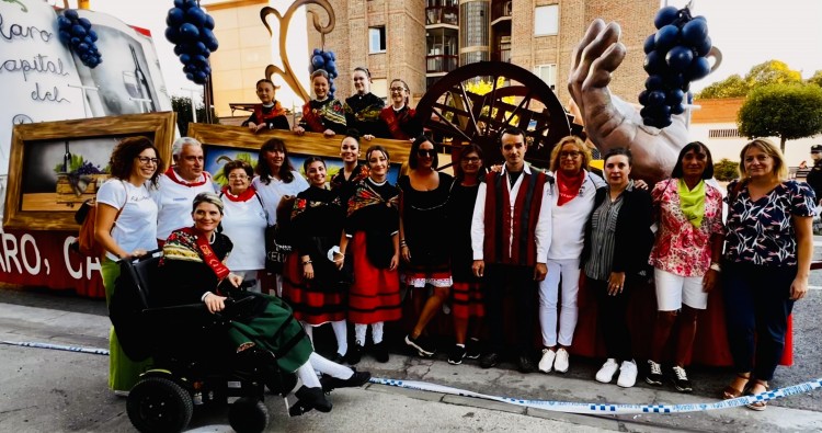 Haro anima con su alegría el desfile de carrozas de las fiestas mateas