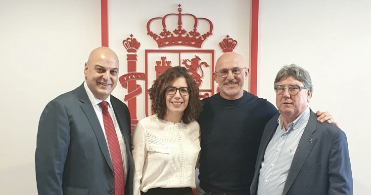 Laura Rivado y Leopoldo García felicitan a Luis de la Fuente en la sede de la RFEF
