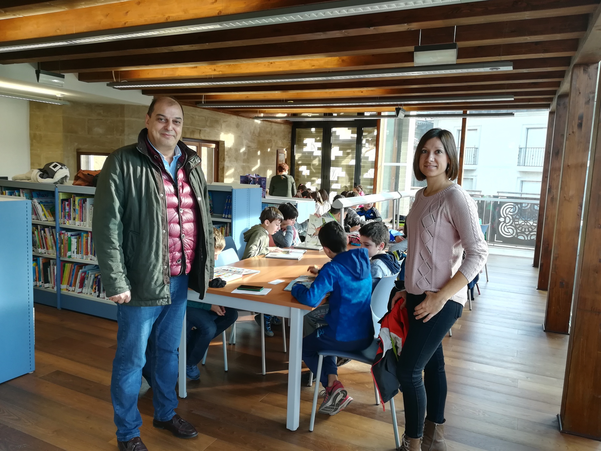 Alumnos del C.R.A. “Entreviñas” visitan la Biblioteca de Haro