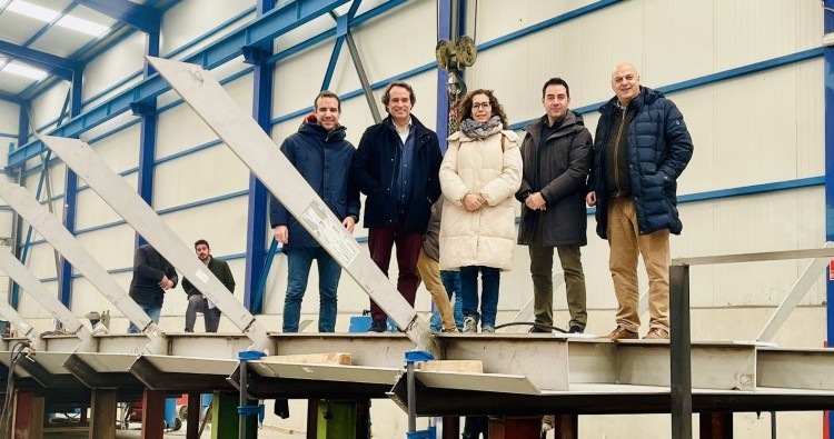 Laura Rivado visita los trabajos de elaboración y ensamblaje de la pasarela
