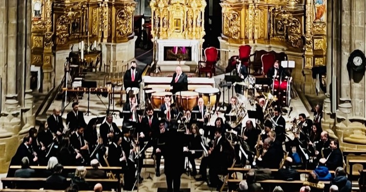 Cientos de personas disfrutan, en la parroquia, del concierto de la Banda Municipal de Música de Haro.