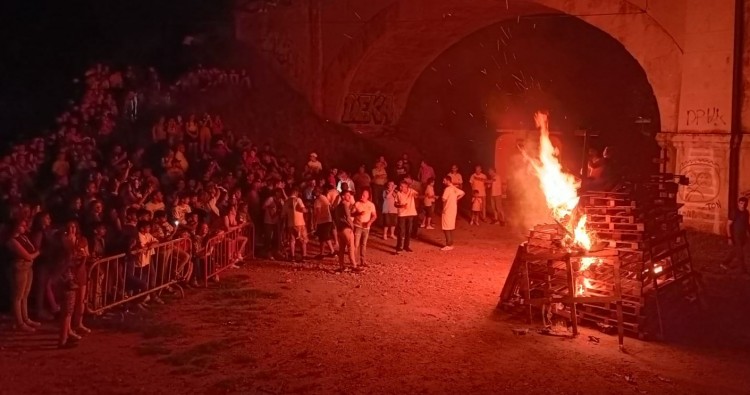 La hoguera de San Juan y el Amanecer del chocolate anuncian las fiestas patronales de Junio.