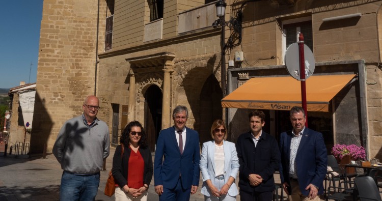 El Consejero de Cultura y la Nueva Directora del Museo de La Rioja Visitan El Torreón