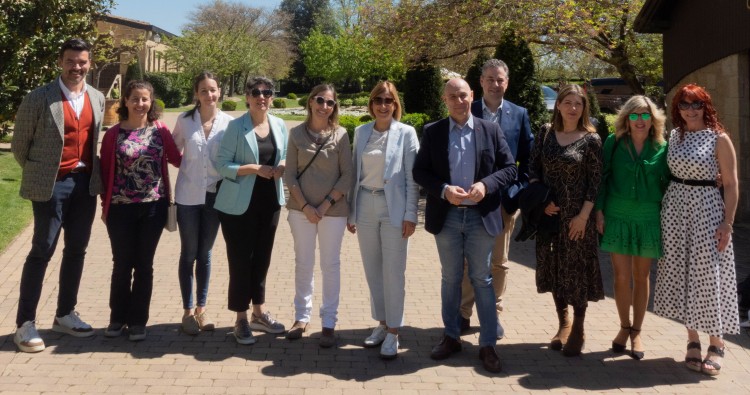 La Directora General de Turismo visita El Barrio de la Estación de Haro