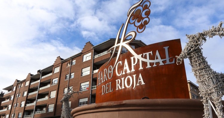 Haro da la bienvenida con nueva decoración en la rotonda de Avenida de Logroño