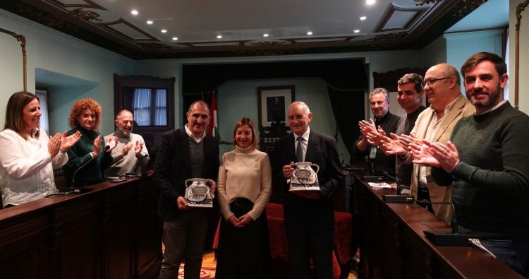 El Ayuntamiento hace entrega del Jarro de la Ciudad a Bodegas Ramón Bilbao y Artes Gráficas Viela
