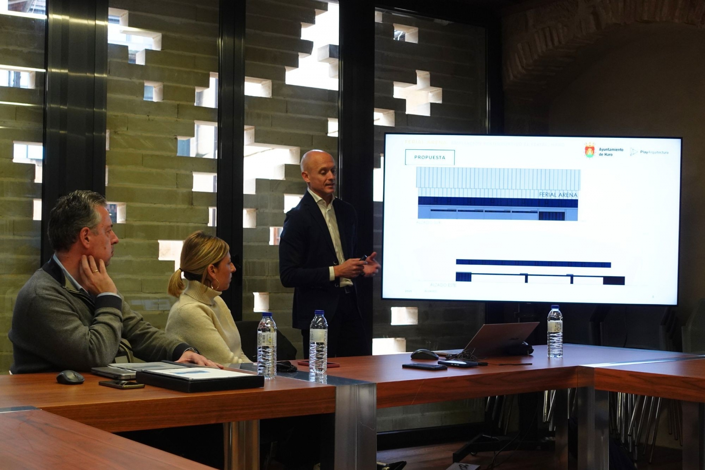 Haro presenta el“Ferial Arena” a los clubs jarreros