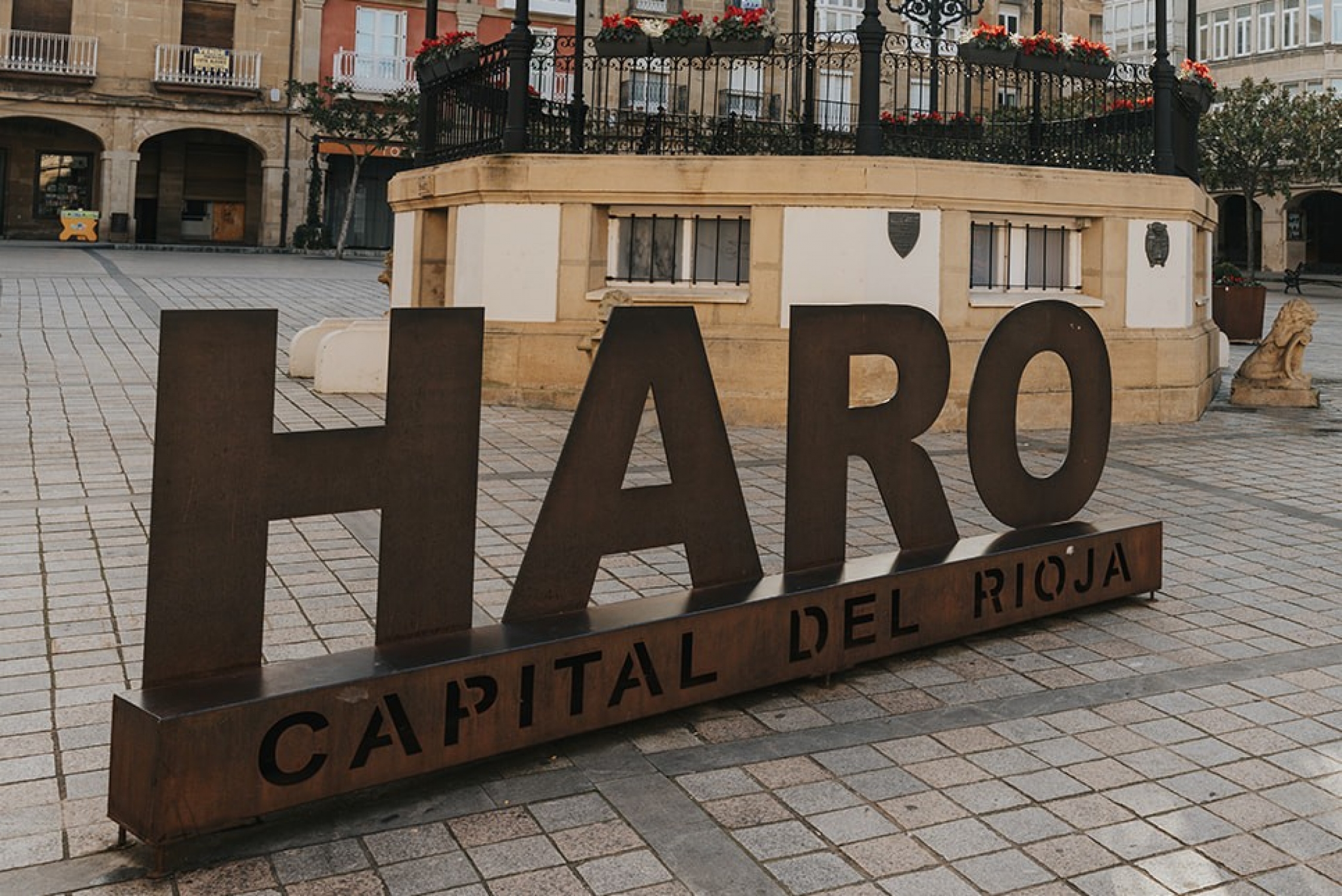 Haro instala dos farolas inteligentes en la Plaza de Castañares para mejorar la seguridad peatonal