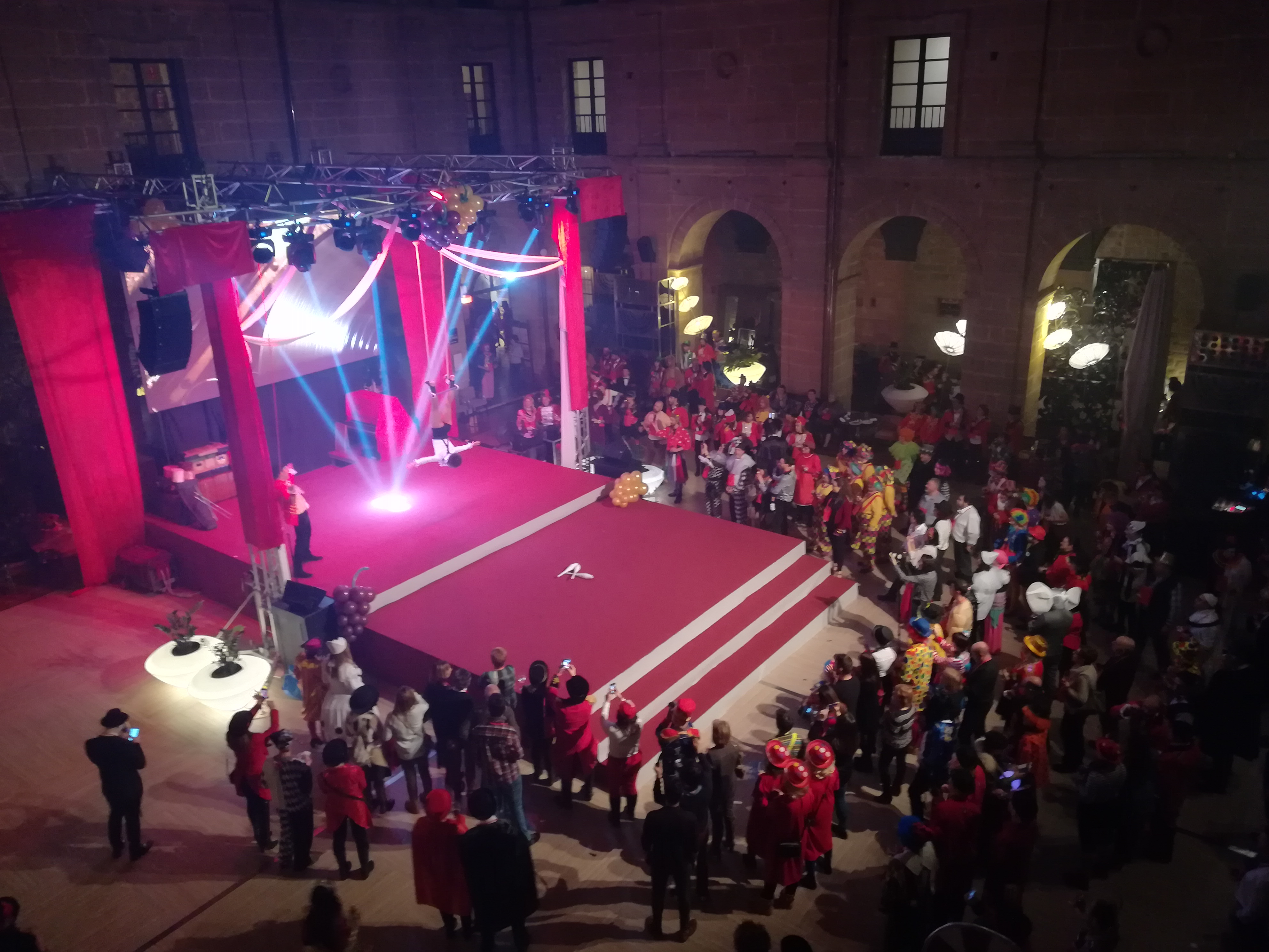 El Carnaval del Vino llena de luz y color el claustro de Los Agustinos