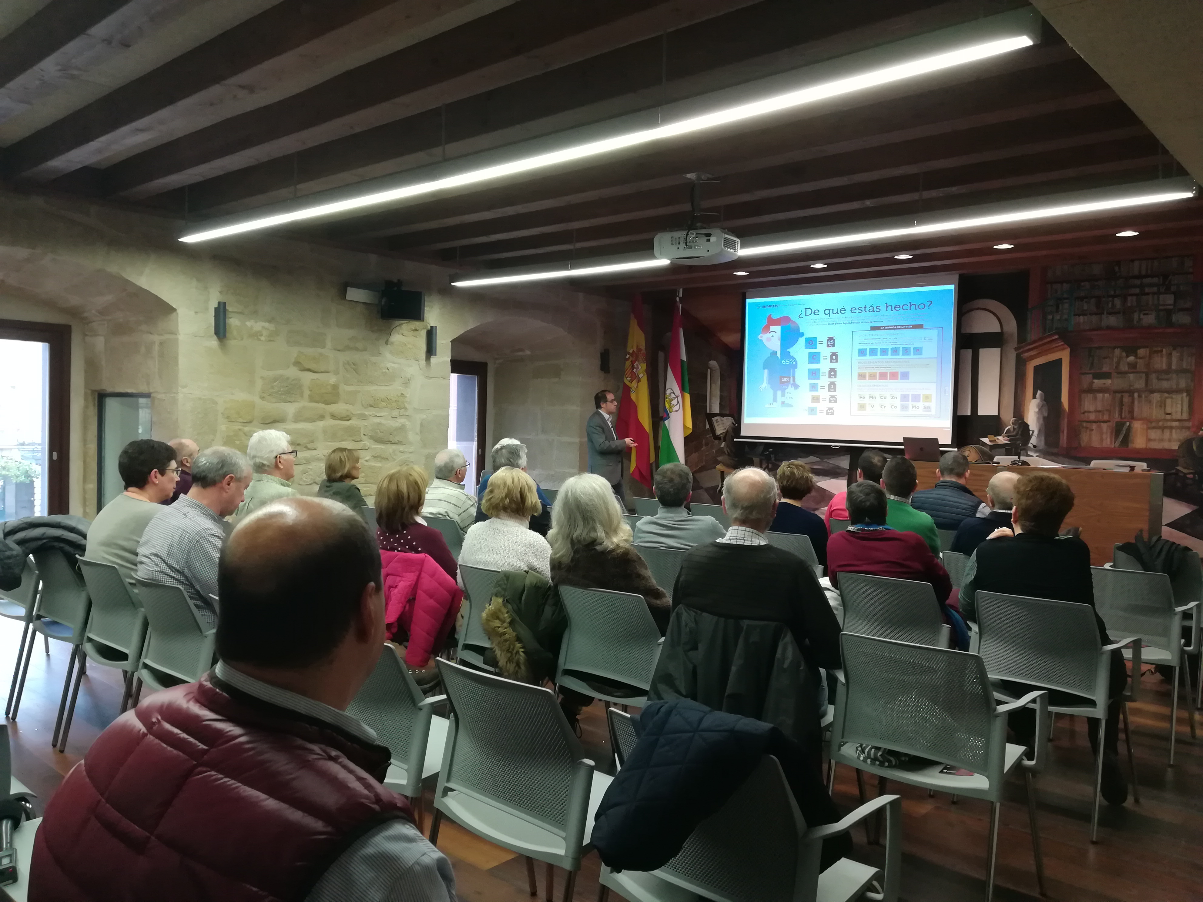 Decenas de personas asisten a la charla: Los secretos de las moléculas