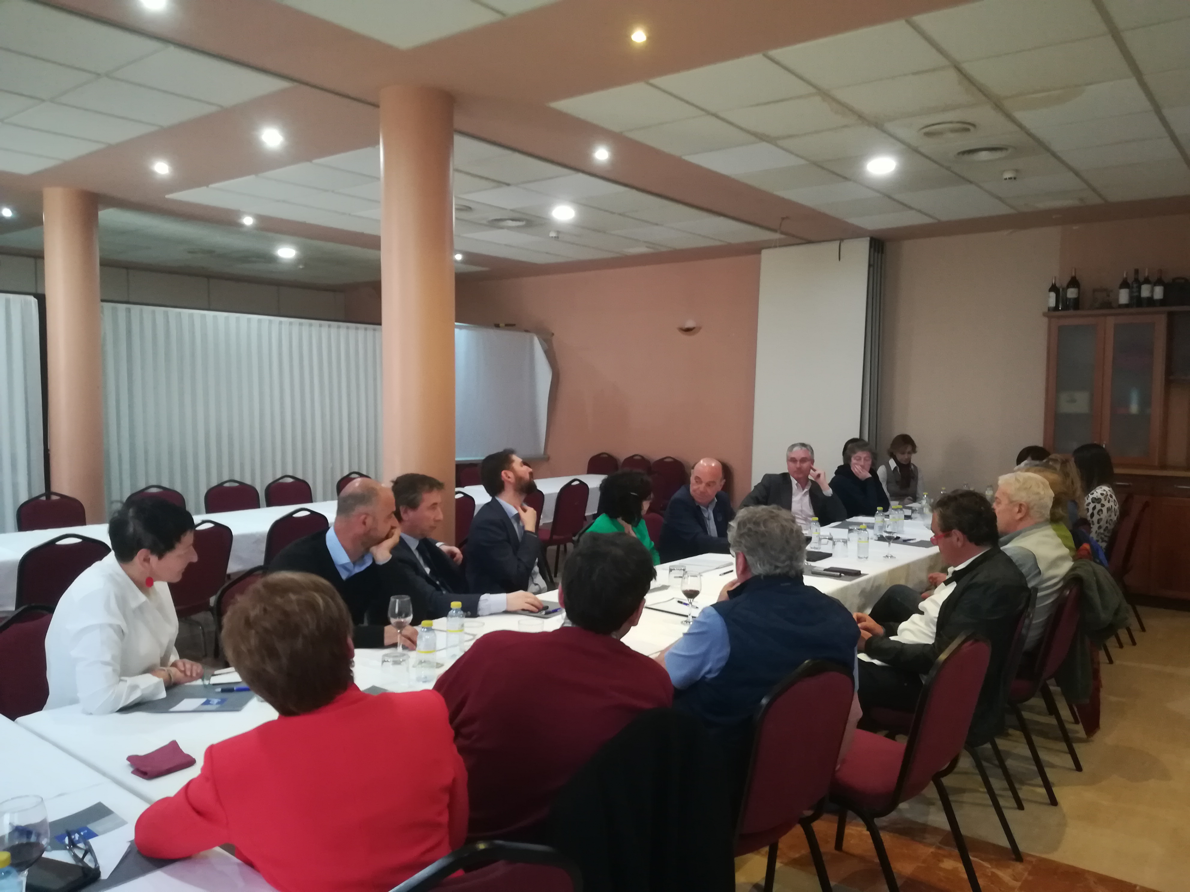 La alcaldesa se reúne con dirigentes y asociados de la FER
