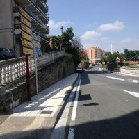 La Brigada de Obras limpia el muro de Ingenieros del MOPU