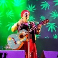 El concierto de Amparanoia pone la nota más lúdica en los festejos patronales