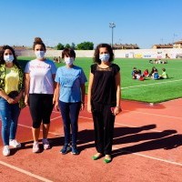 Laura Rivado visita a los participantes en la Ludoteca de Verano