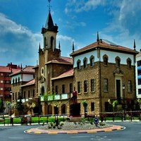 Alberto Espiga y Laura Rivado comprueban el estado de la fachada del edificio de los Juzga