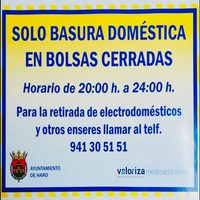 El Ayuntamiento coloca pegatinas informativas en todos los contenedores de residuos