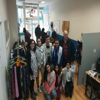 La alcaldesa visita el mercadilo solidario de YMCA